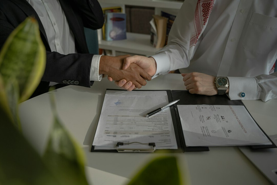 private investigator meeting client